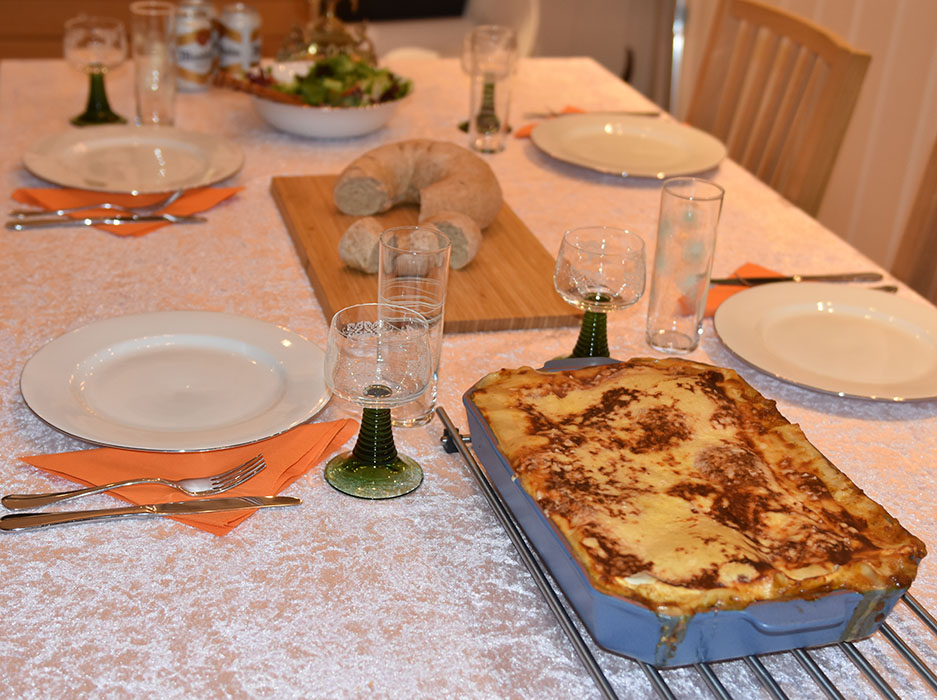 Lasagne al forno Ingredienser: Kjøttsaus: 2 ss Oliven olje 1 Løk 1 Gulrot 1 stilk Stangselleri 1 fedd Hvitløk ½ Chili (rød – uten frø) eller (kajennepepper) 350 g Kjøttdeig 50 g Bacon (kan sløyfes) 2 bx Hermetiske tomater 1 dl Vann (eller hvitvin) 1-2 Buljongterninger ½ - 1 ts Sukker Bladpersille (hakket) Salt og Pepper Ostesaus: 4 ss Hvetemel 8 dl Melk 1 ts Salt ½ ts Pepper 100-200 g Ost (revet) https://heidisboble.no/