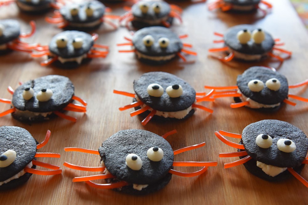 Edderkoppkjeks - Oreo Ingredienser 225 g Smør (smeltet og avkjølt) 150 g Sukker 1 ts Vaniljeekstrakt (-sukker) 200 g Kokesjokolade (smeltet og avkjølt) 1 Egg 200 g Hvetemel 100 g Kakao 1 ts Salt ½ ts Bakepulver Fyll: 100 g Smør (mykt) 4 dl Melis 1 ss Melk 1 ts Vaniljeekstrakt (-sukker) 1 knivsodd Salt https://heidisboble.no/