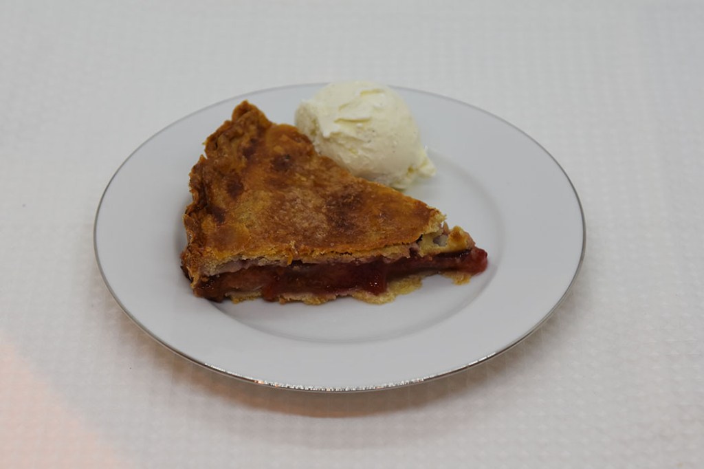 Plommepai Ingredienser: Paibunn og - lokk: 300 g Hvetemel 180 g Margarin 1 ss Sukker 3-4 ss Vann (iskaldt) 1 Egg (sammenvispet) ½ ss Sukker Paifyllet: 1 kg Plommer (i biter) 2 ½ dl Sukker 1 dl Hvetemel 2 ts Kanel (malt) 1 ts Muskatnøtt (malt)