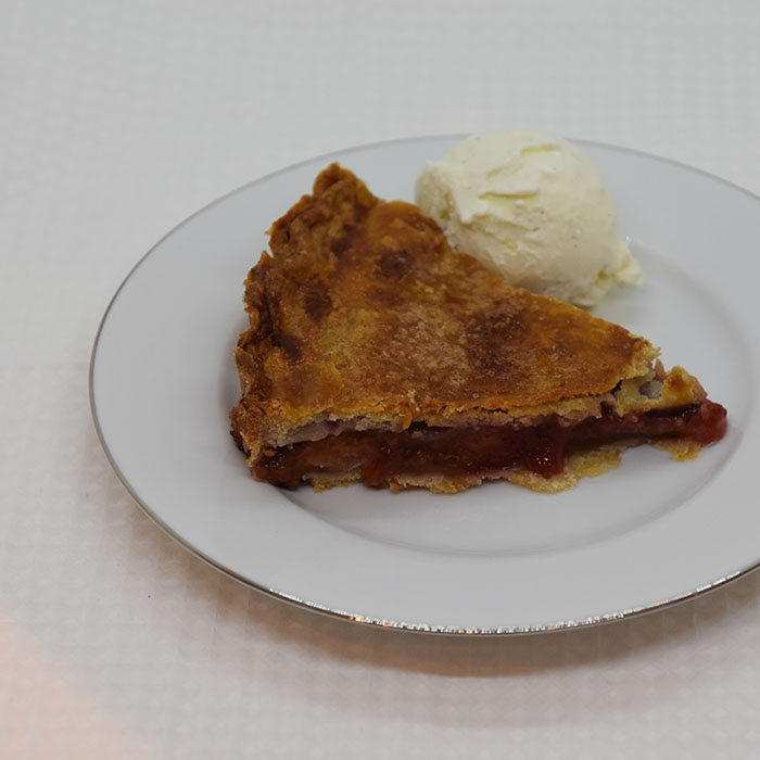 Plommepai Ingredienser: Paibunn og - lokk: 300 g Hvetemel 180 g Margarin 1 ss Sukker 3-4 ss Vann (iskaldt) 1 Egg (sammenvispet) ½ ss Sukker Paifyllet: 1 kg Plommer (i biter) 2 ½ dl Sukker 1 dl Hvetemel 2 ts Kanel (malt) 1 ts Muskatnøtt (malt)