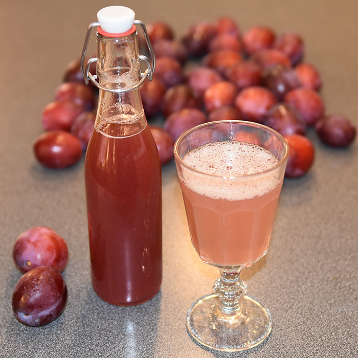 Plommesaft Ingredienser: 1 kg Plommer (godt modne) 2 dl Vann 200- 400 g Sukker (pr. liter saft) 1 krm Natriumbensoat (pr. liter saft - Valgfritt)