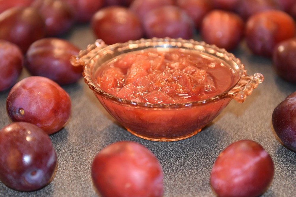 Plommesyltetøy Ingredienser: 1 kg Plommer ½ dl Vann 2 Sukker ca. 1 ts Syltepulver (Tørsleffs) - valgfritt