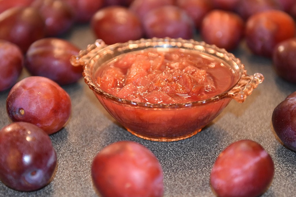 Plommesyltetøy Ingredienser: 1 kg Plommer ½ dl Vann 2 Sukker ca. 1 ts Syltepulver (Tørsleffs) - valgfritt