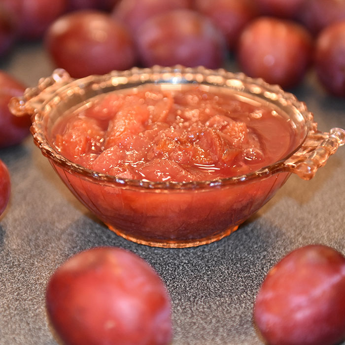 Plommesyltetøy Ingredienser: 1 kg Plommer ½ dl Vann 2 Sukker ca. 1 ts Syltepulver (Tørsleffs) - valgfritt