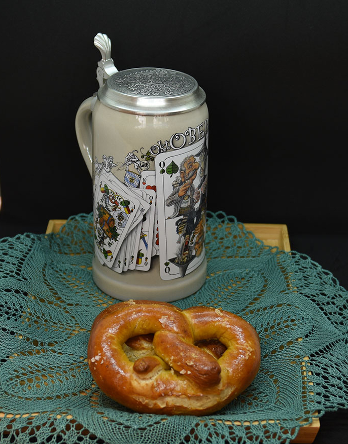 Pretzel (myke) Ingredienser: 2 ½ ts Tørrgjær 1 ¼ dl Vann (varmt ca. 38-45 grader) 1 ss Sirup (mørk) 450 g Hvetemel 1,2 dl Øl (pilsner) 2 ss Smør (romtemperert) 2 ts Salt 0,6 dl Natron 1 Eggeplomme 1 ss Vann (kaldt) Salt (flak eller korn)