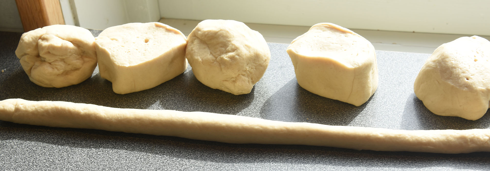 Pretzel (myke) Ingredienser: 2 ½ ts Tørrgjær 1 ¼ dl Vann (varmt ca. 38-45 grader) 1 ss Sirup (mørk) 450 g Hvetemel 1,2 dl Øl (pilsner) 2 ss Smør (romtemperert) 2 ts Salt 0,6 dl Natron 1 Eggeplomme 1 ss Vann (kaldt) Salt (flak eller korn)