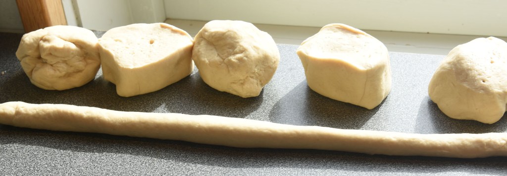 Pretzel (myke) Ingredienser: 2 ½ ts Tørrgjær 1 ¼ dl Vann (varmt ca. 38-45 grader) 1 ss Sirup (mørk) 450 g Hvetemel 1,2 dl Øl (pilsner) 2 ss Smør (romtemperert) 2 ts Salt 0,6 dl Natron 1 Eggeplomme 1 ss Vann (kaldt) Salt (flak eller korn)