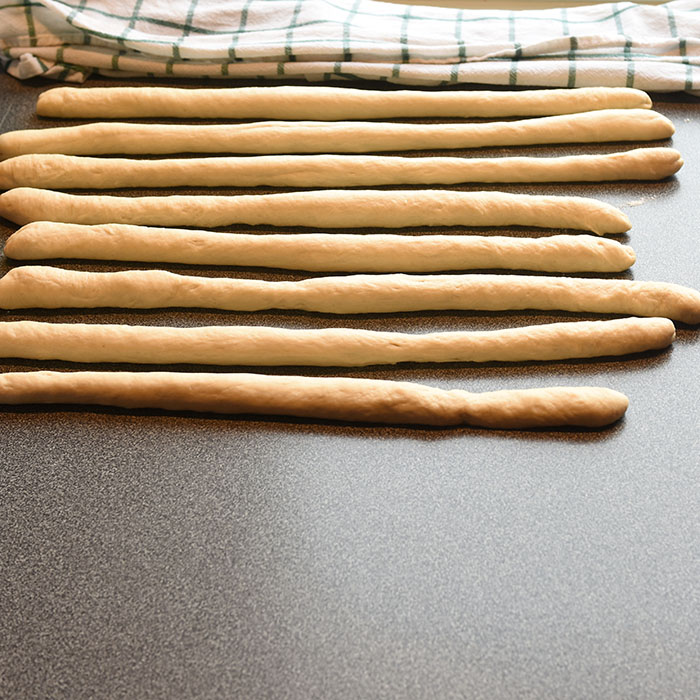 Pretzel (myke) Ingredienser: 2 ½ ts Tørrgjær 1 ¼ dl Vann (varmt ca. 38-45 grader) 1 ss Sirup (mørk) 450 g Hvetemel 1,2 dl Øl (pilsner) 2 ss Smør (romtemperert) 2 ts Salt 0,6 dl Natron 1 Eggeplomme 1 ss Vann (kaldt) Salt (flak eller korn)