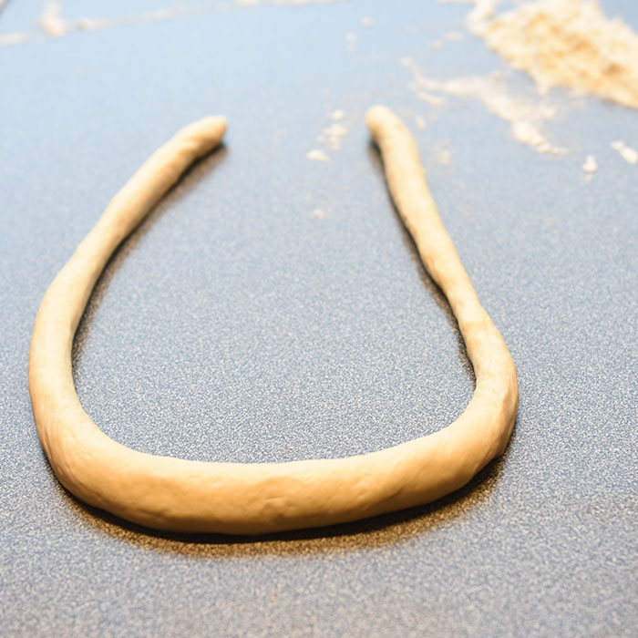 Pretzel (myke) Ingredienser: 2 ½ ts Tørrgjær 1 ¼ dl Vann (varmt ca. 38-45 grader) 1 ss Sirup (mørk) 450 g Hvetemel 1,2 dl Øl (pilsner) 2 ss Smør (romtemperert) 2 ts Salt 0,6 dl Natron 1 Eggeplomme 1 ss Vann (kaldt) Salt (flak eller korn)