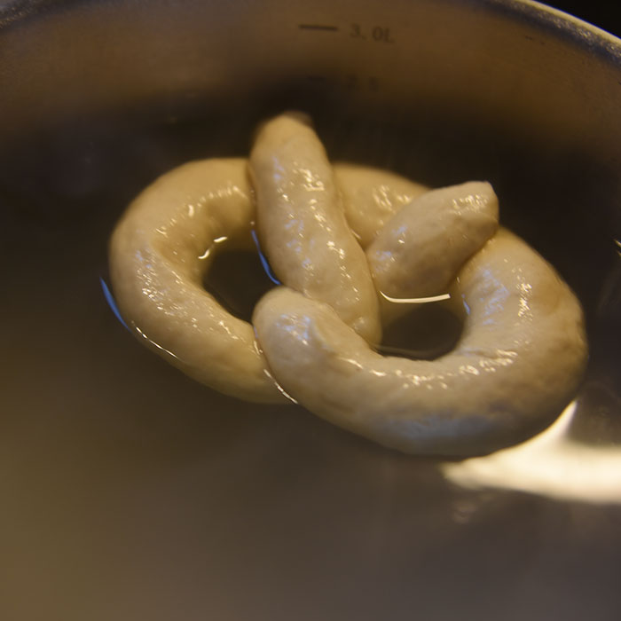 Pretzel (myke) Ingredienser: 2 ½ ts Tørrgjær 1 ¼ dl Vann (varmt ca. 38-45 grader) 1 ss Sirup (mørk) 450 g Hvetemel 1,2 dl Øl (pilsner) 2 ss Smør (romtemperert) 2 ts Salt 0,6 dl Natron 1 Eggeplomme 1 ss Vann (kaldt) Salt (flak eller korn)