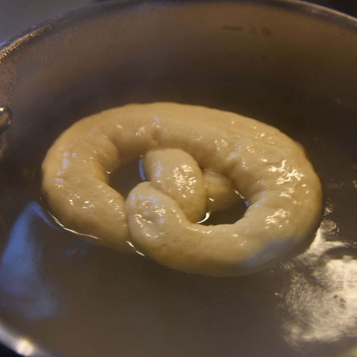 Pretzel (myke) Ingredienser: 2 ½ ts Tørrgjær 1 ¼ dl Vann (varmt ca. 38-45 grader) 1 ss Sirup (mørk) 450 g Hvetemel 1,2 dl Øl (pilsner) 2 ss Smør (romtemperert) 2 ts Salt 0,6 dl Natron 1 Eggeplomme 1 ss Vann (kaldt) Salt (flak eller korn)