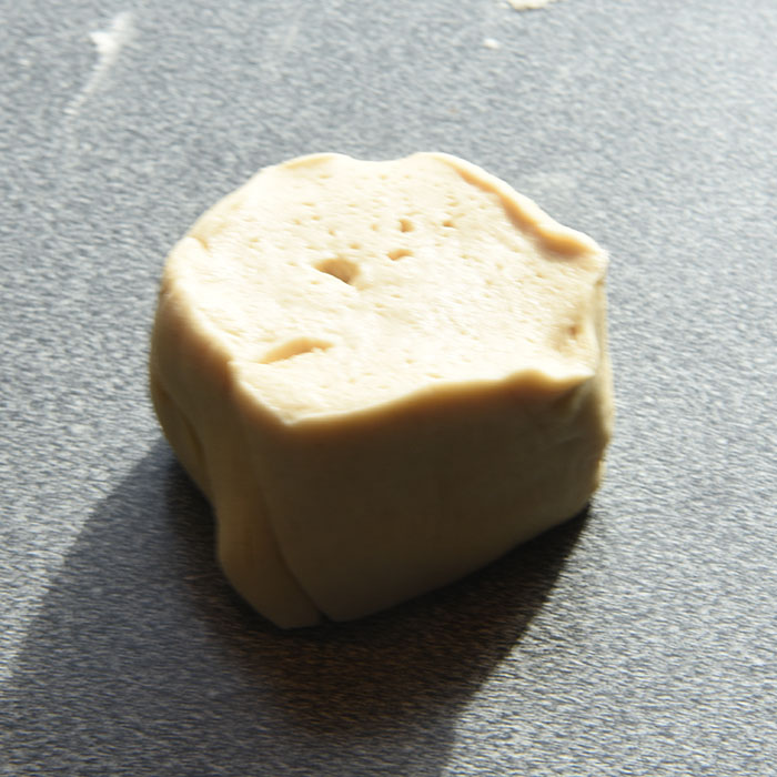 Pretzel (myke) Ingredienser: 2 ½ ts Tørrgjær 1 ¼ dl Vann (varmt ca. 38-45 grader) 1 ss Sirup (mørk) 450 g Hvetemel 1,2 dl Øl (pilsner) 2 ss Smør (romtemperert) 2 ts Salt 0,6 dl Natron 1 Eggeplomme 1 ss Vann (kaldt) Salt (flak eller korn)