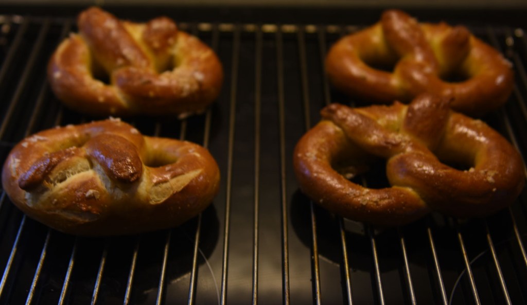 Pretzel (myke) Ingredienser: 2 ½ ts Tørrgjær 1 ¼ dl Vann (varmt ca. 38-45 grader) 1 ss Sirup (mørk) 450 g Hvetemel 1,2 dl Øl (pilsner) 2 ss Smør (romtemperert) 2 ts Salt 0,6 dl Natron 1 Eggeplomme 1 ss Vann (kaldt) Salt (flak eller korn)