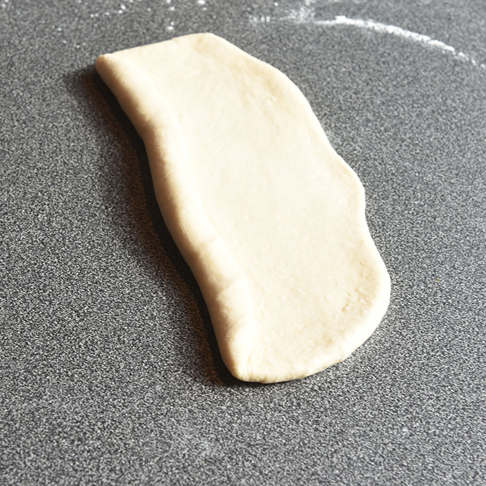 Pretzel (myke) Ingredienser: 2 ½ ts Tørrgjær 1 ¼ dl Vann (varmt ca. 38-45 grader) 1 ss Sirup (mørk) 450 g Hvetemel 1,2 dl Øl (pilsner) 2 ss Smør (romtemperert) 2 ts Salt 0,6 dl Natron 1 Eggeplomme 1 ss Vann (kaldt) Salt (flak eller korn)