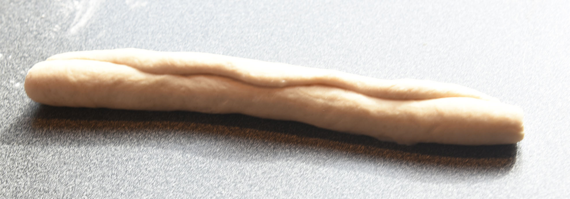 Pretzel (myke) Ingredienser: 2 ½ ts Tørrgjær 1 ¼ dl Vann (varmt ca. 38-45 grader) 1 ss Sirup (mørk) 450 g Hvetemel 1,2 dl Øl (pilsner) 2 ss Smør (romtemperert) 2 ts Salt 0,6 dl Natron 1 Eggeplomme 1 ss Vann (kaldt) Salt (flak eller korn)