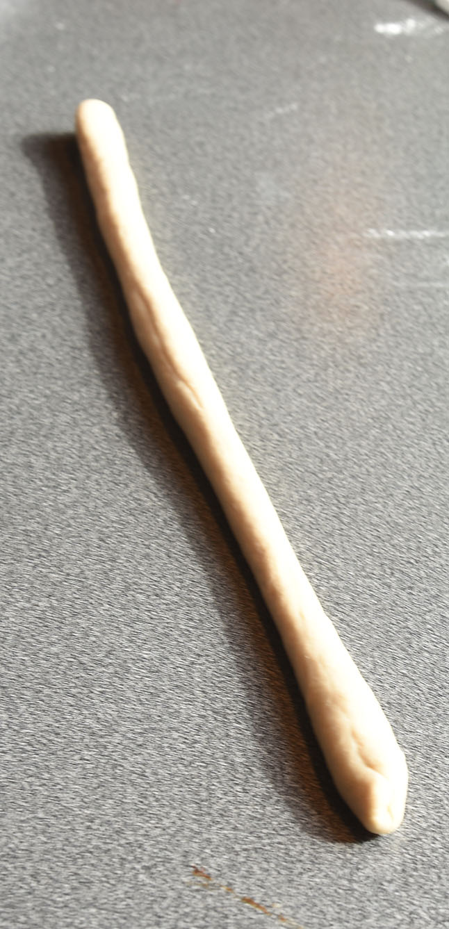 Pretzel (myke) Ingredienser: 2 ½ ts Tørrgjær 1 ¼ dl Vann (varmt ca. 38-45 grader) 1 ss Sirup (mørk) 450 g Hvetemel 1,2 dl Øl (pilsner) 2 ss Smør (romtemperert) 2 ts Salt 0,6 dl Natron 1 Eggeplomme 1 ss Vann (kaldt) Salt (flak eller korn)