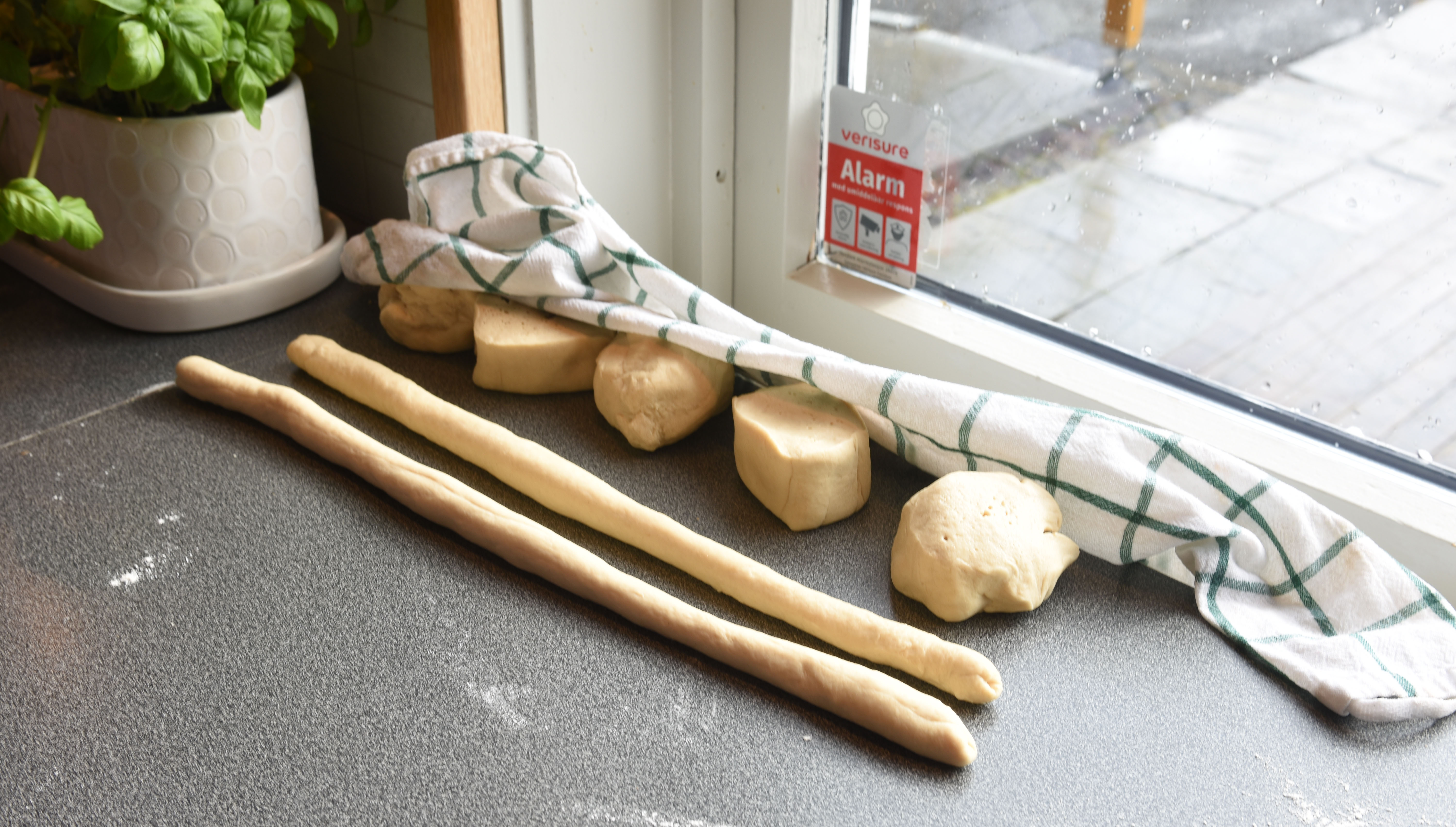 Pretzel (myke) Ingredienser: 2 ½ ts Tørrgjær 1 ¼ dl Vann (varmt ca. 38-45 grader) 1 ss Sirup (mørk) 450 g Hvetemel 1,2 dl Øl (pilsner) 2 ss Smør (romtemperert) 2 ts Salt 0,6 dl Natron 1 Eggeplomme 1 ss Vann (kaldt) Salt (flak eller korn)