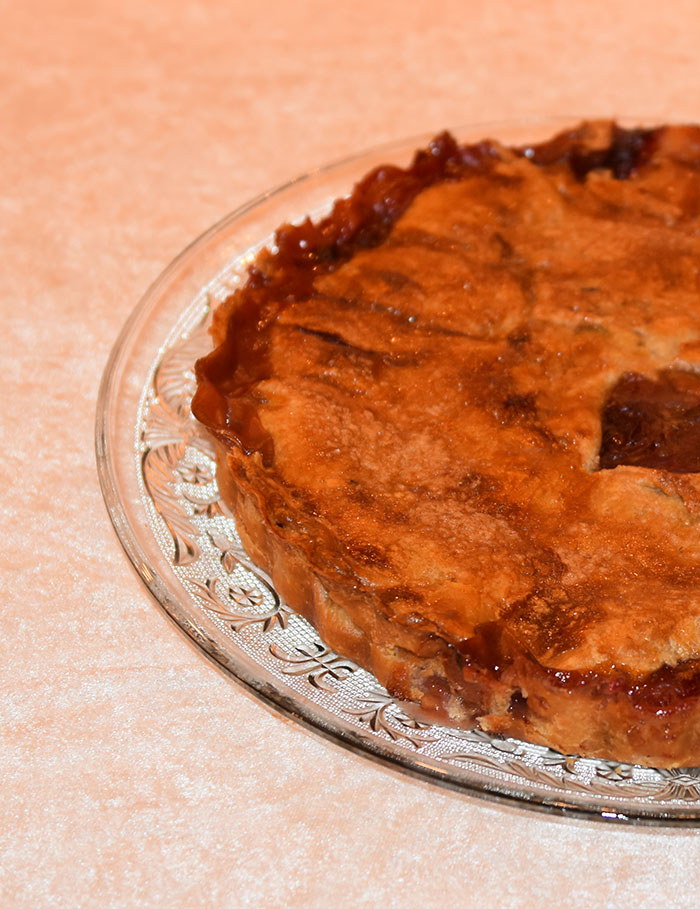 Plommepai Ingredienser: Paibunn og - lokk: 300 g Hvetemel 180 g Margarin 1 ss Sukker 3-4 ss Vann (iskaldt) 1 Egg (sammenvispet) ½ ss Sukker Paifyllet: 1 kg Plommer (i biter) 2 ½ dl Sukker 1 dl Hvetemel 2 ts Kanel (malt) 1 ts Muskatnøtt (malt)