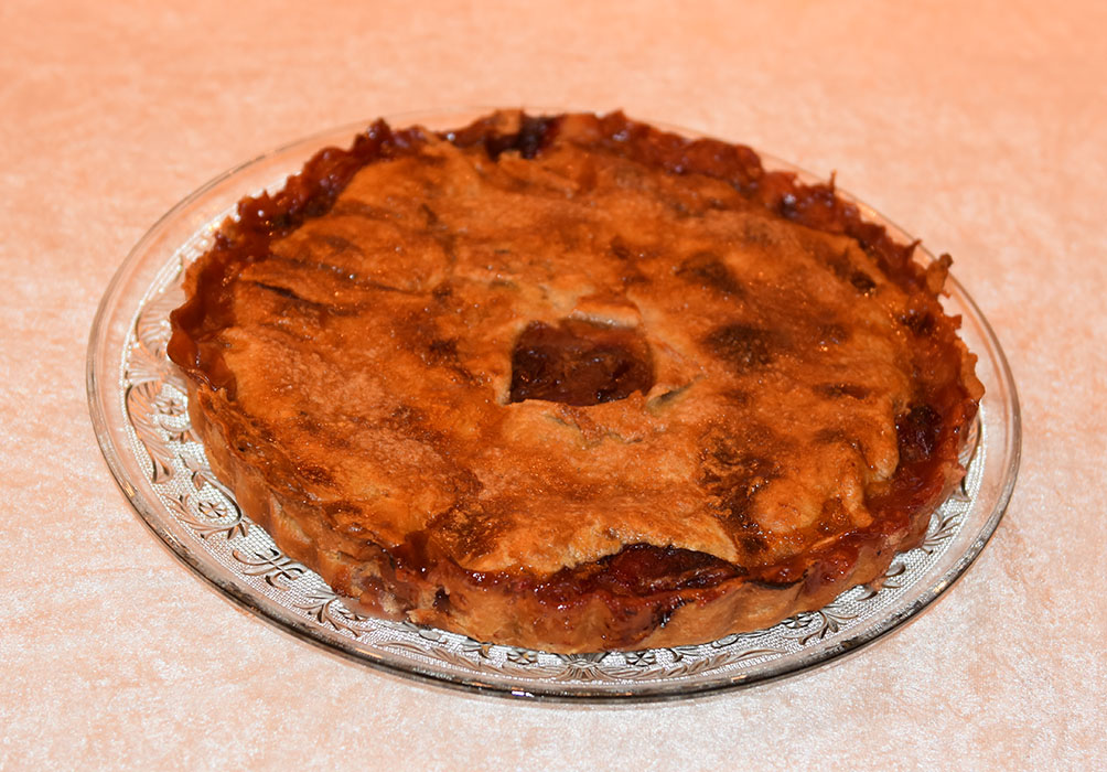 Plommepai Ingredienser: Paibunn og - lokk: 300 g Hvetemel 180 g Margarin 1 ss Sukker 3-4 ss Vann (iskaldt) 1 Egg (sammenvispet) ½ ss Sukker Paifyllet: 1 kg Plommer (i biter) 2 ½ dl Sukker 1 dl Hvetemel 2 ts Kanel (malt) 1 ts Muskatnøtt (malt)