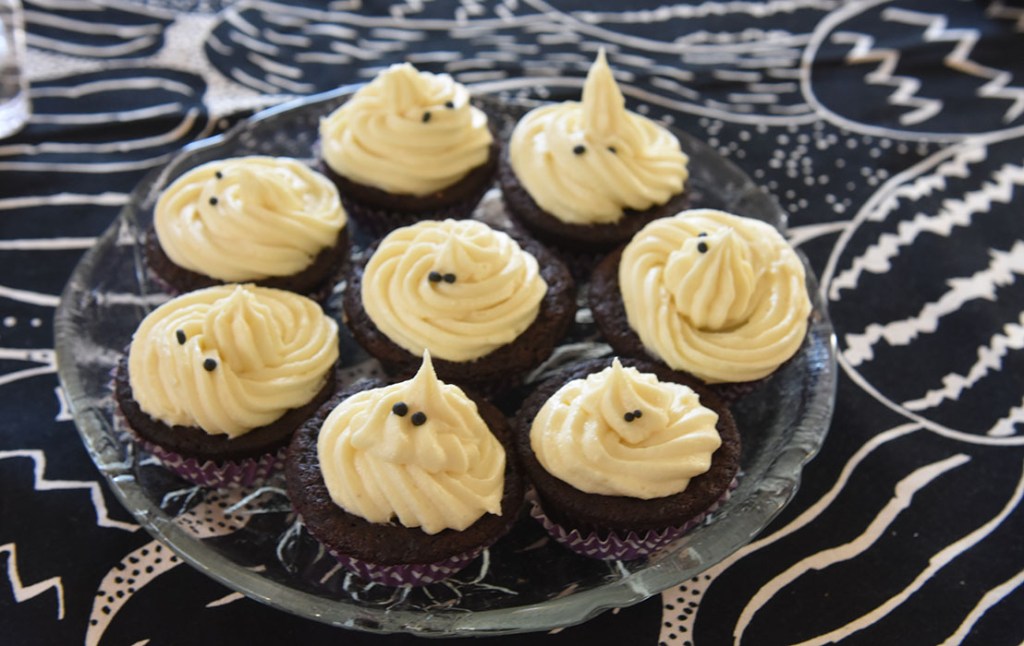 Mørke saftige sjokolademuffins - spøkelsesversjonen Ingredienser: 2 ½ Kaffe (varm og sterk) 2 ts Vaniljesukker 70 g Sjokolade (mørk) 2 Egg (romtempererte) 1 ¼ dl Olje (nøytral) 2 ½ Fløte 500 g Sukker 190 g Hvetemel 150 g Kakaopulver 1 ½ ts Natron ½ ts Bakepulver Hvit sjokoladeostekrem topping: 400 g Sjokolade (hvit) 350 g Smør (romtemperert) 200 g Melis 1 pk Philadelphiaost 1 ss Vaniljesukker 1 ss Limesaft (valgfritt)