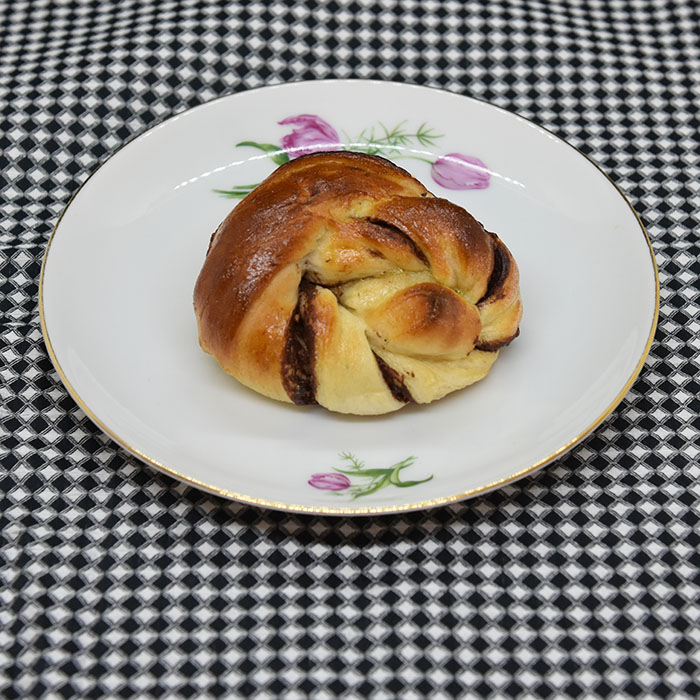 Sjokoladeknuter Ingredienser: 6 dl Melk 1 pk Gjær 1 kg Hvetemel 150 g Sukker 3 ts Flaksalt 3 ts Kardemomme 1 Egg 150 g Smør