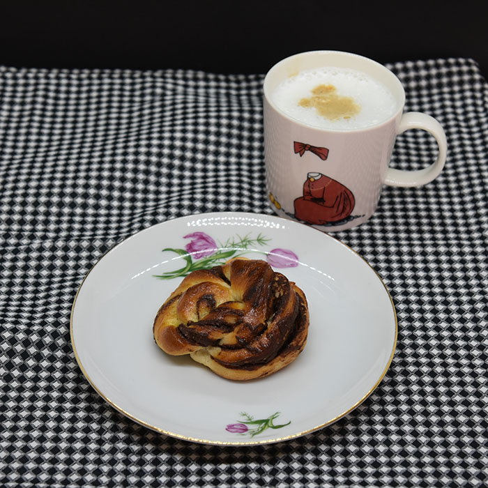 Sjokoladeknuter Ingredienser: 6 dl Melk 1 pk Gjær 1 kg Hvetemel 150 g Sukker 3 ts Flaksalt 3 ts Kardemomme 1 Egg 150 g Smør