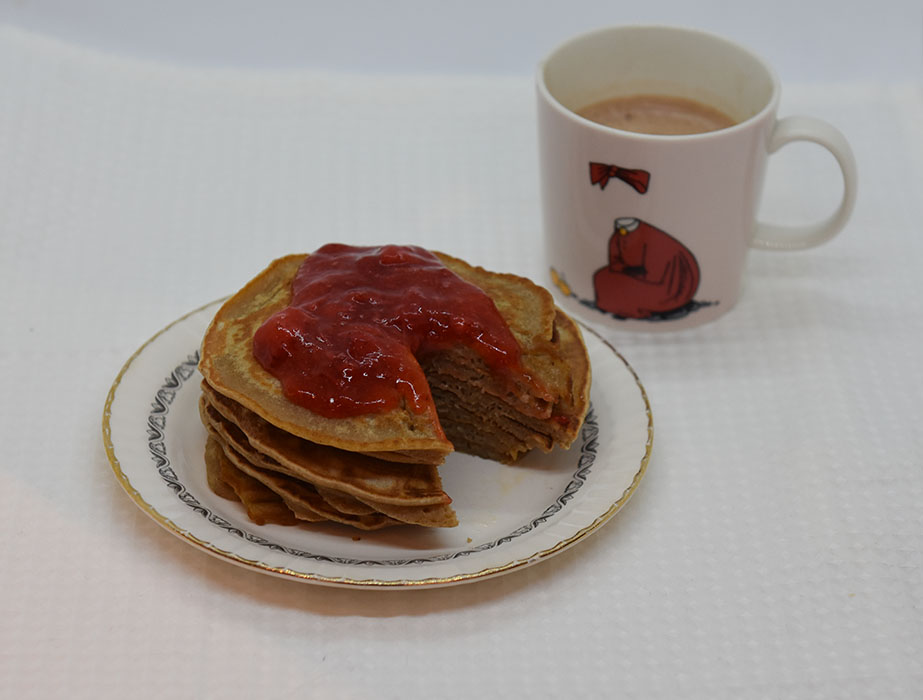 Skotske pannekaker Ingredienser: 200 g Hvetemel 1 ts Bakepulver 1 ts Kanel ½ - 1 ss Sukker 1 Egg 3 dl Melk Smør til steking