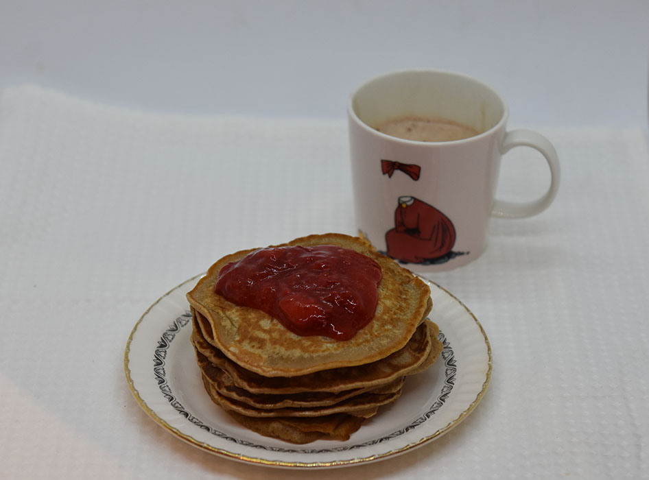 Skotske pannekaker Ingredienser: 200 g Hvetemel 1 ts Bakepulver 1 ts Kanel ½ - 1 ss Sukker 1 Egg 3 dl Melk Smør til steking