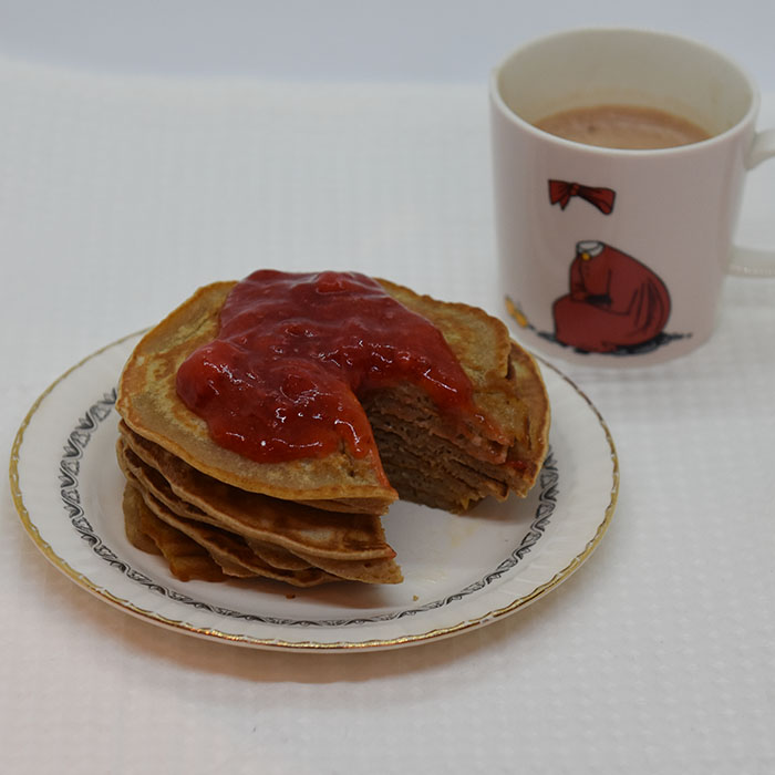 Skotske pannekaker Ingredienser: 200 g Hvetemel 1 ts Bakepulver 1 ts Kanel ½ - 1 ss Sukker 1 Egg 3 dl Melk Smør til steking