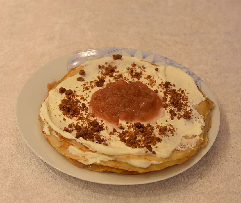 Tilslørte pannekaker Ingredienser: 2–3 ss Smør 3-4 ss Sukker 1 dl Strøbrød 1 ts Kanel 2 dl Eplemos (oppskriften på eplemos, TRYKK HER) 3 dl Fløte Pannekaker: 2 Egg 6 dl Melk 3 dl Hvetemel Smør