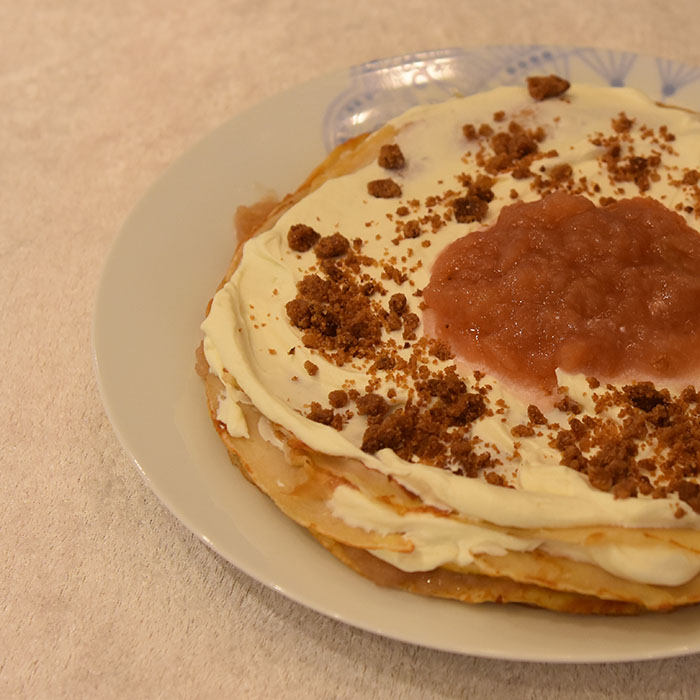 Tilslørte pannekaker Ingredienser: 2–3 ss Smør 3-4 ss Sukker 1 dl Strøbrød 1 ts Kanel 2 dl Eplemos (oppskriften på eplemos, TRYKK HER) 3 dl Fløte Pannekaker: 2 Egg 6 dl Melk 3 dl Hvetemel Smør
