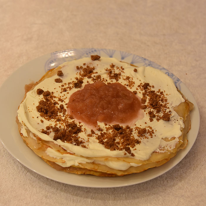 Tilslørte pannekaker Ingredienser: 2–3 ss Smør 3-4 ss Sukker 1 dl Strøbrød 1 ts Kanel 2 dl Eplemos (oppskriften på eplemos, TRYKK HER) 3 dl Fløte Pannekaker: 2 Egg 6 dl Melk 3 dl Hvetemel Smør