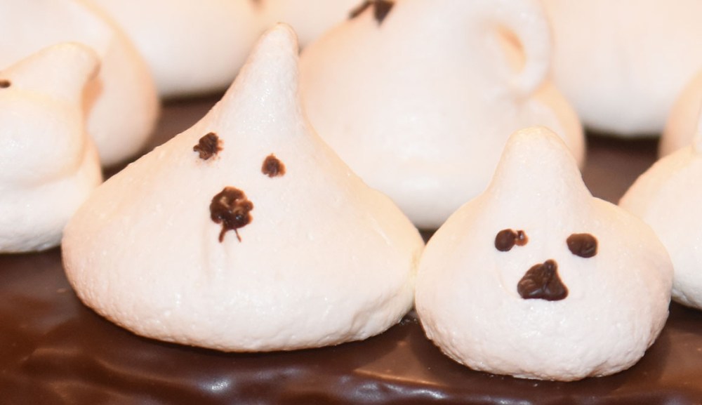 Halloween . spøkelser av marengs Ingredienser 2 Eggehviter (romtempererte) 120 g Sukker 1 ts Sitronsaft 1 ts maizena ¼ ts Salt