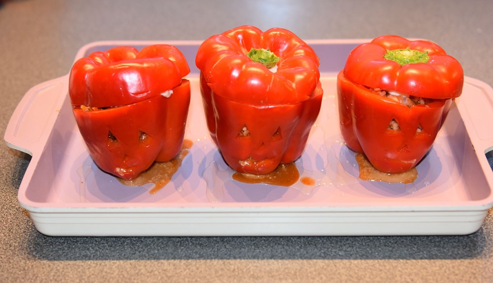 Fylte paprikaer til Halloween Ingredienser: 3 Paprika Ris (kokt) 1 ss Olje (oliven) 200 g Kjøttdeig (stekt) ½ Løk (hakket) 1 Gulrot (hakket) 1 stilk Stangselleri (hakket) 1 fedd Hvitløk ¼ Chili (rød) 1 bx Tomater (hakket) 1 ss Persille (hakket) ½ ts Sukker 3 dl Grønnsakkraft ¼ ts Pepper 1 Mozzarella (raspet) 2 ss Parmesan (raspet) Salt, pepper https://heidisboble.no/