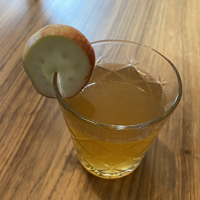 Vetles epledrikk 6 l Eplebiter 6 l Vann 1 ss Sitronsyre 1 ts Natriumbensoat 5 dl Sukker