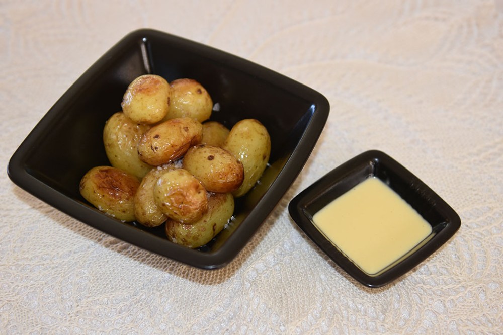 Bakte småpoteter Ingredienser: 450 g Nypoteter (små) 1 ss Olje (oliven) Salt https://heidisboble.no/ @heidisboble