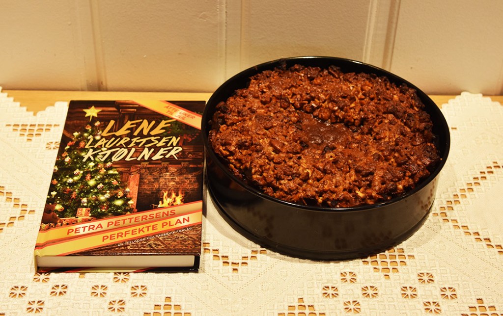 Berthas engelske Julekake oppskriften er hentet fra Kjølner, Lene Lauritsen (2020) «Petra Pettersens Perfekte plan», Fagervik forlag Ingredienser: 700 g Blandet tørket frukt (rosiner, sukat, korinter, aspikat, sukat, tranebær, syltete kirsebær, svisker, aprikos e.l. 8 ss Konjakk 1 sitron Skall og asft 250 g Smør 150 g Sukker (brunt) 6 Egg 280 g Hvetemel 100 g Mandler (malte) 2 ts Ingefær 2 ts Kardemomme 2 ts Kanel 150 g Marsipan (hakket) Topping: 280 g Blandet hakkete nøtter – valnøtter, cashewnøtter, hasselnøtter, mandler osv. 100 g Sirup Royal icing: 500 g Melis 1 Eggehvite (pisket) https://heidisboble.no/