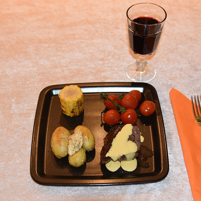 Biff med Bearnaise saus Steking av Biff Ingredienser: 150 – 200 g Biff pr. person Smør salt og pepper Bearnaise saus Ingredienser; 250 g Smør 3 Egg (plommer) 2 ss Estragon i eddik (finnes på glass) 4 Pepperkorn (hvite) 2 Sjalottløk ¼ dl Eddik ½ dl Vann https://heidisboble.no/ @heidisboble