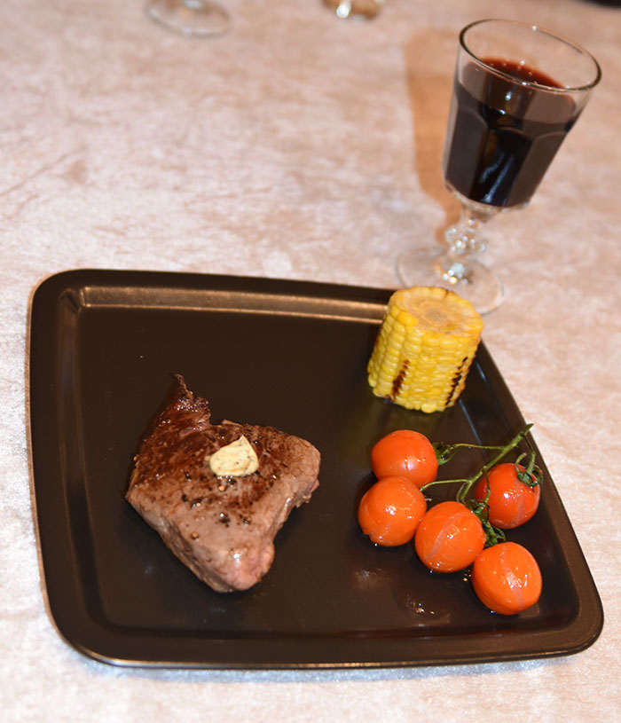 Steking av Biff Ingredienser: 150 – 200 g Biff pr. person Smør salt og pepper Kryddersmør Porsjoner Tid Vanskelighetsgrad 2-4 5 min. Enkel Ingredienser: 125 g Smør (mykt) 1 fedd Hvitløk (presset) 2 ss Persille (finhakket) ¼ Chili (rød, finhakket) https://heidisboble.no/ @heidisboble https://heidisboble.no/ @heidisboble