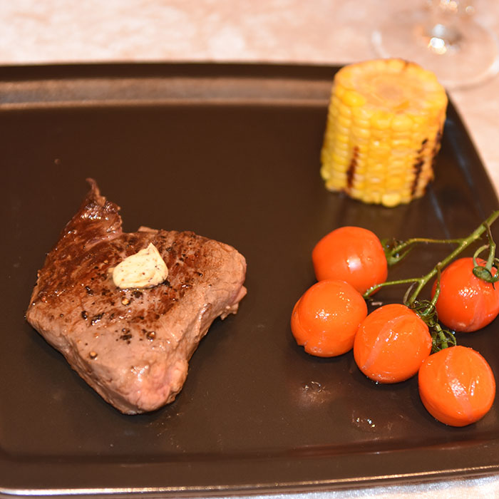 Steking av Biff Ingredienser: 150 – 200 g Biff pr. person Smør salt og pepper Kryddersmør Porsjoner Tid Vanskelighetsgrad 2-4 5 min. Enkel Ingredienser: 125 g Smør (mykt) 1 fedd Hvitløk (presset) 2 ss Persille (finhakket) ¼ Chili (rød, finhakket) https://heidisboble.no/ @heidisboble https://heidisboble.no/ @heidisboble