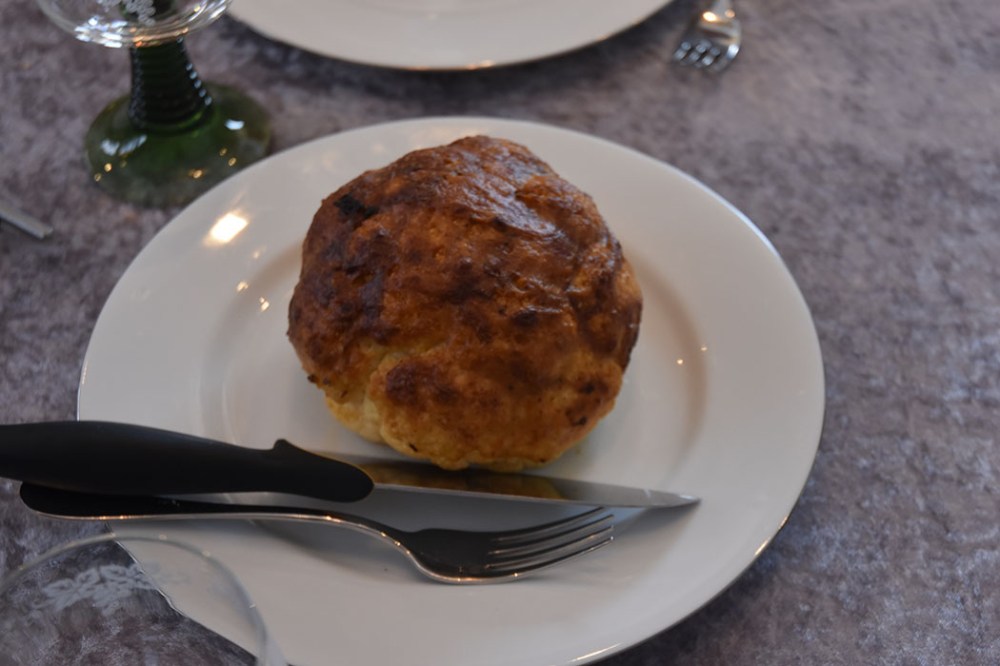 Helstekt blomkål med Sennep og parmesan Ingredienser: 1 Blomkål (stor) ½ fedd Hvitløk ¼ dl Olivenolje 2 ss Sennep (Dijon) ½ dl Parmesan (revet) ¼ ts Salt (valgfritt) Pepper (Svart, valgfritt) Persille (grovhakkede, valgfritt) https://heidisboble.no/