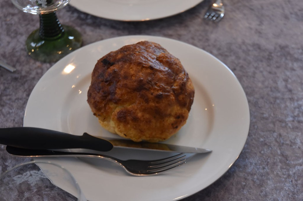 Helstekt blomkål med Sennep og parmesan Ingredienser: 1 Blomkål (stor) ½ fedd Hvitløk ¼ dl Olivenolje 2 ss Sennep (Dijon) ½ dl Parmesan (revet) ¼ ts Salt (valgfritt) Pepper (Svart, valgfritt) Persille (grovhakkede, valgfritt) https://heidisboble.no/