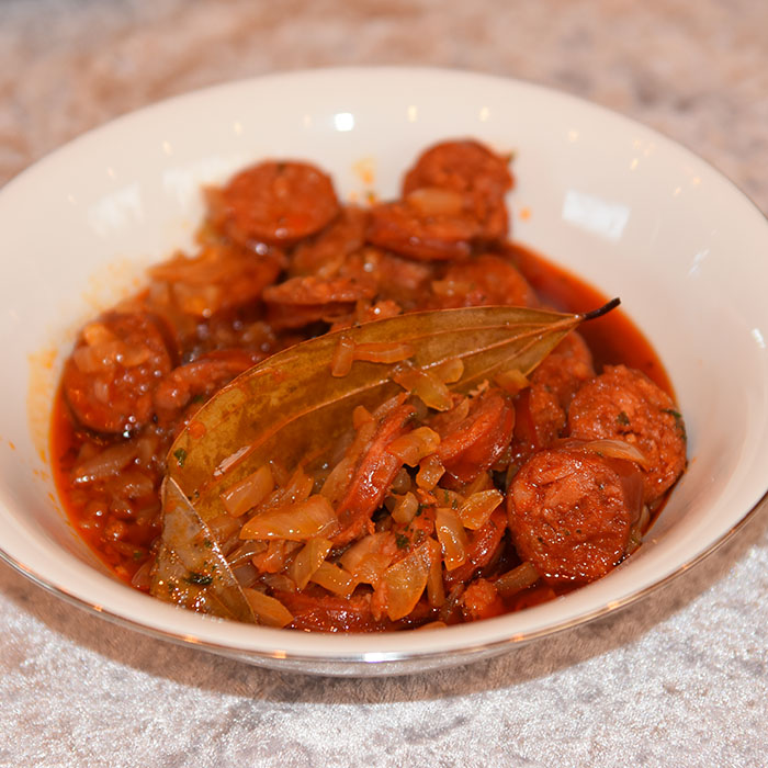 Chorizo a la sidra Ingredienser: 1 ss Olje (oliven) 1 Løk (liten) 1 ½ ss Paprikapulver 1 dl Eplesider (4.5 %) ¾ dl Buljong (Kylling) 1 Laurbærblad 300 g Chorizoer 2 ts Eplesidereddik https://heidisboble.no/