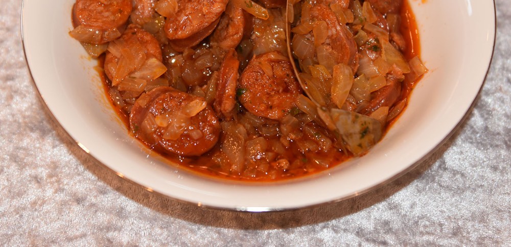 Chorizo a la sidra Ingredienser: 1 ss Olje (oliven) 1 Løk (liten) 1 ½ ss Paprikapulver 1 dl Eplesider (4.5 %) ¾ dl Buljong (Kylling) 1 Laurbærblad 300 g Chorizoer 2 ts Eplesidereddik https://heidisboble.no/