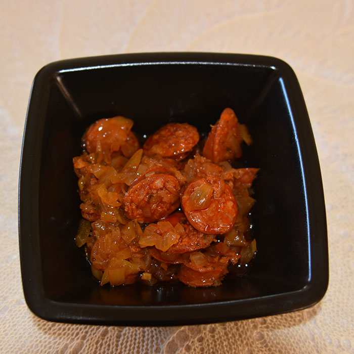 Chorizo a la sidra Ingredienser: 1 ss Olje (oliven) 1 Løk (liten) 1 ½ ss Paprikapulver 1 dl Eplesider (4.5 %) ¾ dl Buljong (Kylling) 1 Laurbærblad 300 g Chorizoer 2 ts Eplesidereddik https://heidisboble.no/