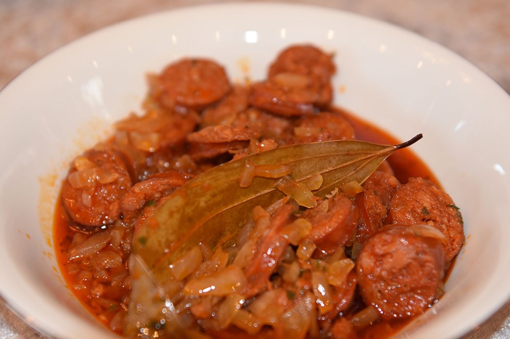 Chorizo a la sidra Ingredienser: 1 ss Olje (oliven) 1 Løk (liten) 1 ½ ss Paprikapulver 1 dl Eplesider (4.5 %) ¾ dl Buljong (Kylling) 1 Laurbærblad 300 g Chorizoer 2 ts Eplesidereddik https://heidisboble.no/