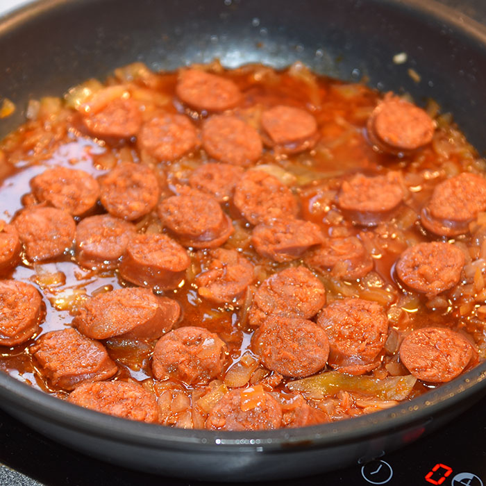 Chorizo a la sidra Ingredienser: 1 ss Olje (oliven) 1 Løk (liten) 1 ½ ss Paprikapulver 1 dl Eplesider (4.5 %) ¾ dl Buljong (Kylling) 1 Laurbærblad 300 g Chorizoer 2 ts Eplesidereddik https://heidisboble.no/