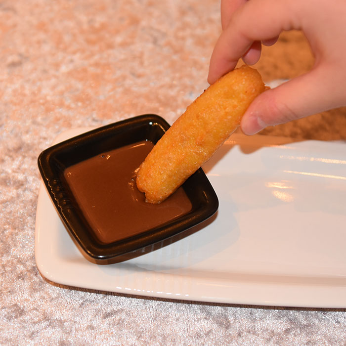 Ingredienser: 75 g Smør 2 ss Sukker 1 ts Vaniljesukker 2 ½ dl Vann 2 ½ dl Hvetemel 3 Egg Slik gjør du: 1 Kok opp vann, sukker, vaniljesukker og smør - Tilsett hvetemelet, og - Rør til deigen former seg il en ball 2 Rør inn eggene - Ett om gangen - Til en jevn og myk deig 3 Ha deigen over i en sprøytepose Gjerne med en stjerneformet tipp 4 Varm olje (180 grader) 5 Stek churrosene i oljen: - Sprøyt deigen rett i oljen Hver churros skal være ca. 10 cm lang (klipp dem med saks) - Når de er gylne ta dem opp av oljen, og (bruk en klype eller en frityrsleiv) - Legg de på tørkepapir Du må steke i flere omganger https://heidisboble.no/