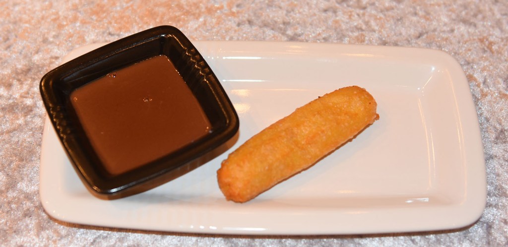 Ingredienser: 75 g Smør 2 ss Sukker 1 ts Vaniljesukker 2 ½ dl Vann 2 ½ dl Hvetemel 3 Egg Slik gjør du: 1 Kok opp vann, sukker, vaniljesukker og smør - Tilsett hvetemelet, og - Rør til deigen former seg il en ball 2 Rør inn eggene - Ett om gangen - Til en jevn og myk deig 3 Ha deigen over i en sprøytepose Gjerne med en stjerneformet tipp 4 Varm olje (180 grader) 5 Stek churrosene i oljen: - Sprøyt deigen rett i oljen Hver churros skal være ca. 10 cm lang (klipp dem med saks) - Når de er gylne ta dem opp av oljen, og (bruk en klype eller en frityrsleiv) - Legg de på tørkepapir Du må steke i flere omganger https://heidisboble.no/