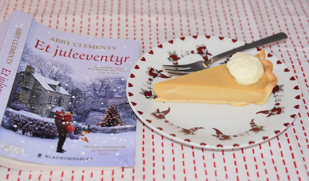 Clements, Abby (2019) «Et juleeventyr» Bladkompaniet OG Honningpai Ingredienser: Paibunn: 5 dl Mel 180 g Margarin 3-4 ss Vann (kaldt) Fyll: 5 dl Melk 2 ½ dl Fløte 3 Egg 200 g Honning 50 g Sukker (lyst brunt) 50 g Sukker (hvitt) 3 ss Maisenna 1 ts Vaniljeekstrakt ⅛ ts Salt https://heidisboble.no/honningpai/